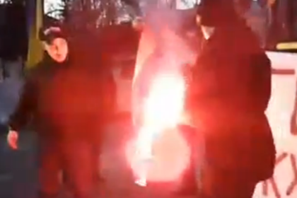 Украинские радикалы сожгли флаг России