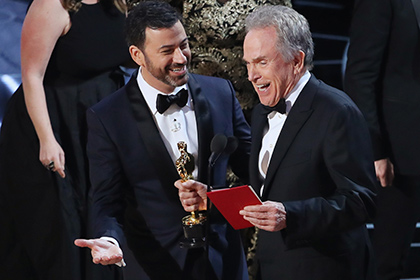 Ведущие церемонии «Оскара» извинились и назвали лучшим фильмом «Лунный свет»