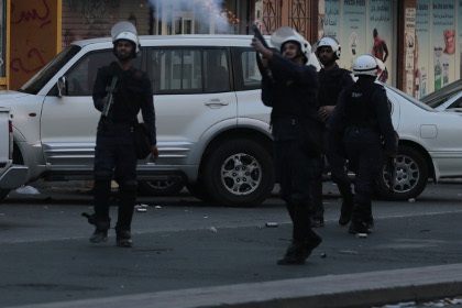 В Бахрейне при подрыве автобуса ранены пятеро полицейских