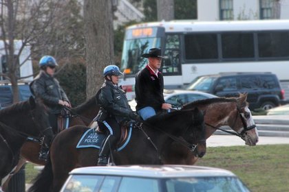 Новый глава МВД США прибыл на работу в костюме ковбоя верхом на коне