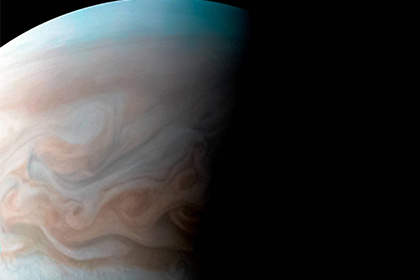 НАСА показало снимок гигантского вихря на Юпитере