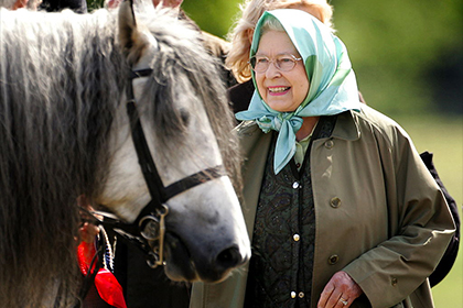 Британская королева оседлала пони за месяц до 91-го дня рождения