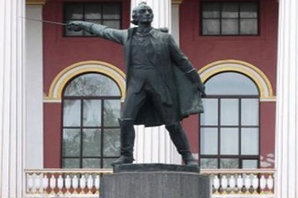 Памятник Суворову демонтируют в бывшем Киевском суворовском училище