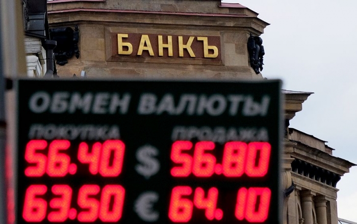 Рубль слабеет. Покупать ли доллары сейчас или сохранять спокойствие? 