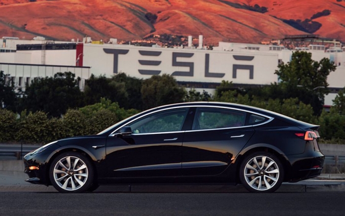 Илон Маск получил первый серийный электромобиль Tesla Model 3