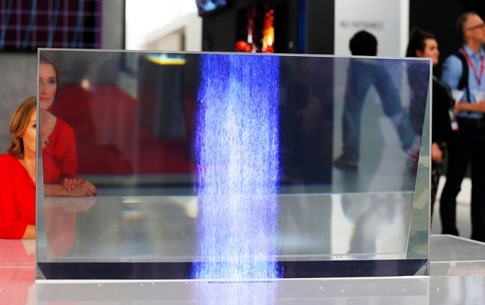 Прозрачный телевизор, смартфон с 3D-сканером: на выставке IFA-2017 показали будущее