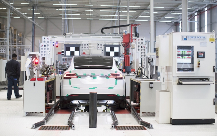 Завести Tesla: как собираются автомобили на заводе Илона Маска. Фоторепортаж Forbes