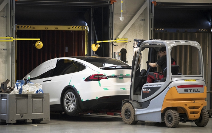 Завести Tesla: как собираются автомобили на заводе Илона Маска. Фоторепортаж Forbes
