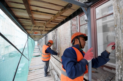 Россия рассчитывает восполнить нехватку строителей за счет массового ввоза мигрантов