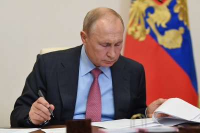 Путин поручил продумать меры поддержки выпускников