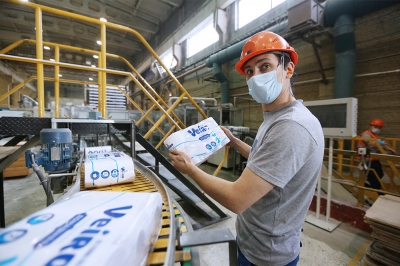 Как производство бумаги спасает лес